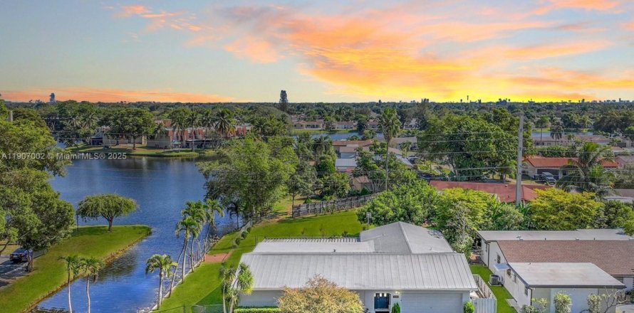 House in Pembroke Pines, Florida 4 bedrooms, 173.26 sq.m. № 1973909