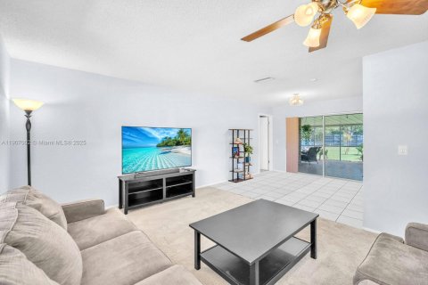 House in Pembroke Pines, Florida 4 bedrooms, 173.26 sq.m. № 1973909 - photo 8