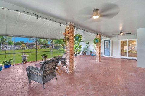 House in Pembroke Pines, Florida 4 bedrooms, 173.26 sq.m. № 1973909 - photo 30