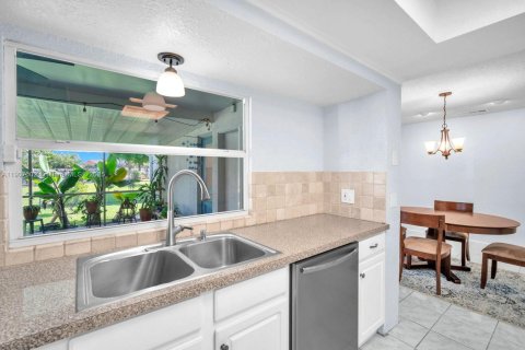 House in Pembroke Pines, Florida 4 bedrooms, 173.26 sq.m. № 1973909 - photo 12