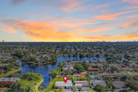 House in Pembroke Pines, Florida 4 bedrooms, 173.26 sq.m. № 1973909 - photo 5