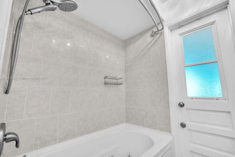 House in Pembroke Pines, Florida 4 bedrooms, 173.26 sq.m. № 1973909 - photo 24