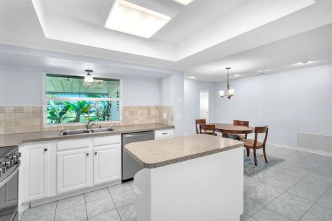 House in Pembroke Pines, Florida 4 bedrooms, 173.26 sq.m. № 1973909 - photo 14