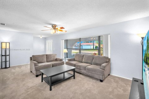 House in Pembroke Pines, Florida 4 bedrooms, 173.26 sq.m. № 1973909 - photo 7