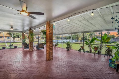 House in Pembroke Pines, Florida 4 bedrooms, 173.26 sq.m. № 1973909 - photo 29