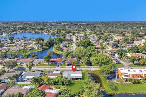 House in Pembroke Pines, Florida 4 bedrooms, 173.26 sq.m. № 1973909 - photo 6
