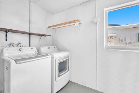 House in Pembroke Pines, Florida 4 bedrooms, 173.26 sq.m. № 1973909 - photo 27