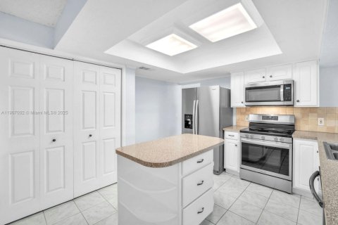 House in Pembroke Pines, Florida 4 bedrooms, 173.26 sq.m. № 1973909 - photo 13