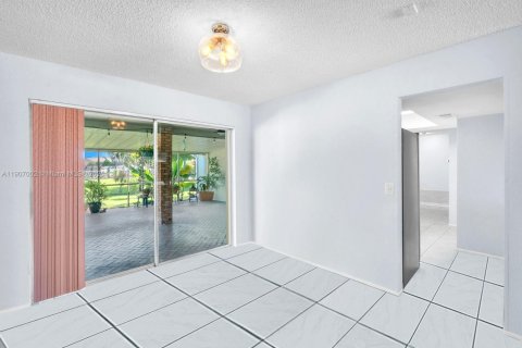 House in Pembroke Pines, Florida 4 bedrooms, 173.26 sq.m. № 1973909 - photo 17