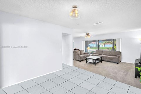 House in Pembroke Pines, Florida 4 bedrooms, 173.26 sq.m. № 1973909 - photo 10