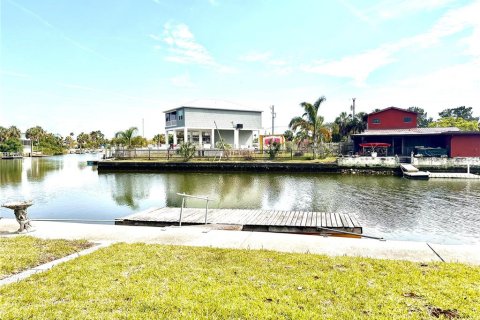 House in Hernando Beach, Florida 3 bedrooms, 95.88 sq.m. № 2122889