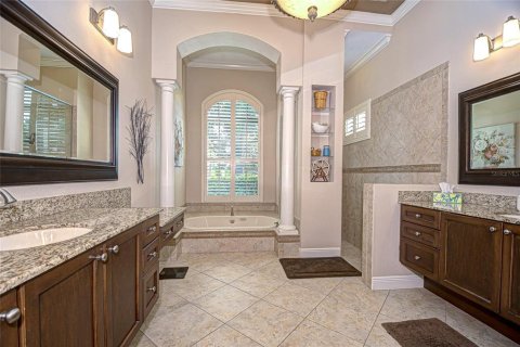 House in Land O' Lakes, Florida 4 bedrooms, 335.28 sq.m. № 1898568 - photo 24