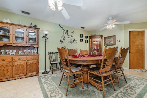 House in Deltona, Florida 3 bedrooms, 207.73 sq.m. № 1533311 - photo 8