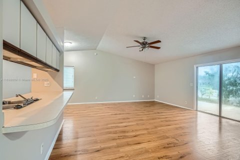 House in Royal Palm Beach, Florida 3 bedrooms, 166.48 sq.m. № 1828737 - photo 4