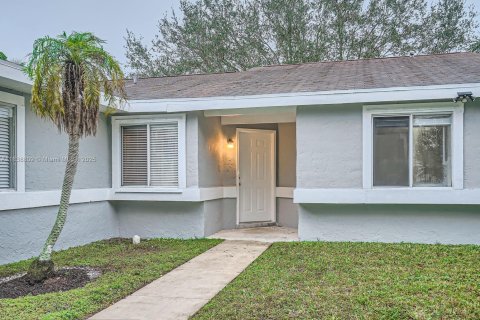 House in Royal Palm Beach, Florida 3 bedrooms, 166.48 sq.m. № 1828737 - photo 2