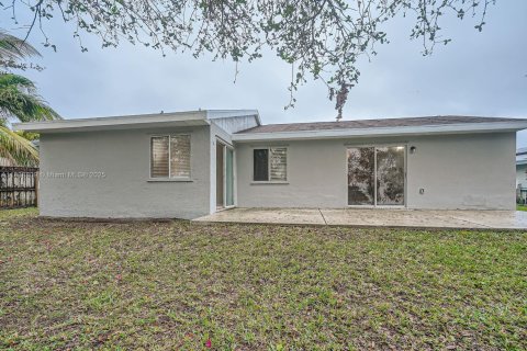House in Royal Palm Beach, Florida 3 bedrooms, 166.48 sq.m. № 1828737 - photo 17
