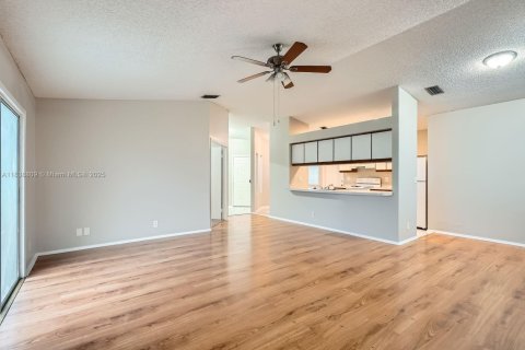 House in Royal Palm Beach, Florida 3 bedrooms, 166.48 sq.m. № 1828737 - photo 6