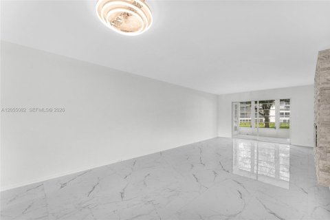 Condo in Coconut Creek, Florida, 2 bedrooms  № 2158066 - photo 15