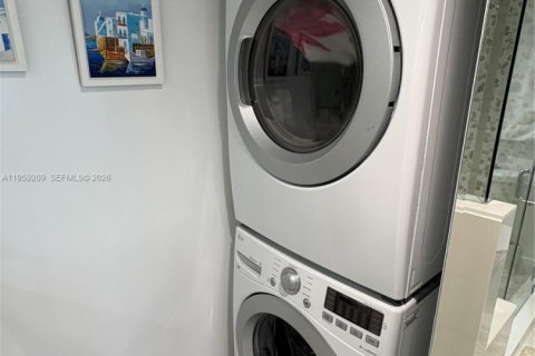 Condominio en alquiler en Hallandale Beach, Florida, 2 dormitorios, 121.89 m2 № 2024023 - foto 17