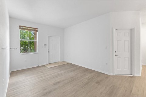 Touwnhouse à louer à Miami, Floride: 4 chambres, 166.57 m2 № 1963642 - photo 4