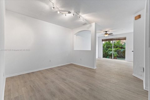 Touwnhouse à louer à Miami, Floride: 4 chambres, 166.57 m2 № 1963642 - photo 5