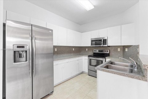 Touwnhouse à louer à Miami, Floride: 4 chambres, 166.57 m2 № 1963642 - photo 14