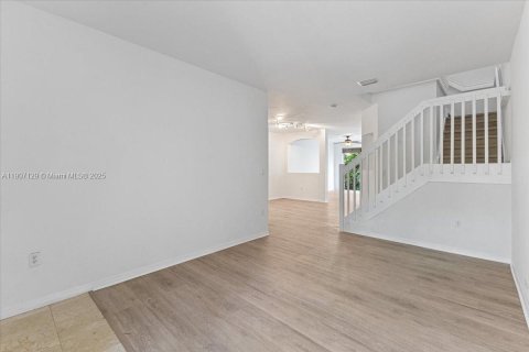 Touwnhouse à louer à Miami, Floride: 4 chambres, 166.57 m2 № 1963642 - photo 2