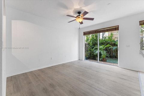 Touwnhouse à louer à Miami, Floride: 4 chambres, 166.57 m2 № 1963642 - photo 8