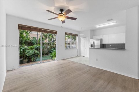 Touwnhouse à louer à Miami, Floride: 4 chambres, 166.57 m2 № 1963642 - photo 9