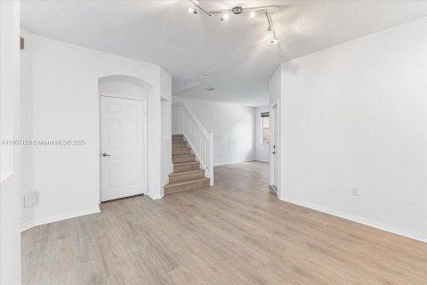 Touwnhouse à louer à Miami, Floride: 4 chambres, 166.57 m2 № 1963642 - photo 7