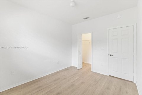 Touwnhouse à louer à Miami, Floride: 4 chambres, 166.57 m2 № 1963642 - photo 24