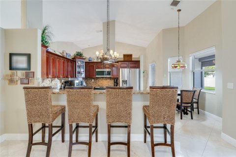 House in Miami, Florida 4 bedrooms, 235.6 sq.m. № 1950812 - photo 10