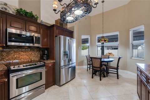 House in Miami, Florida 4 bedrooms, 235.6 sq.m. № 1950812 - photo 12
