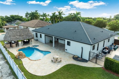 House in Miami, Florida 4 bedrooms, 235.6 sq.m. № 1950812 - photo 27