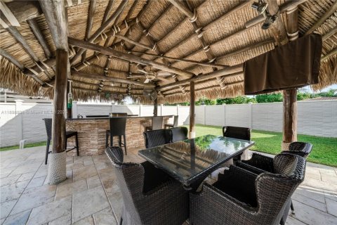House in Miami, Florida 4 bedrooms, 235.6 sq.m. № 1950812 - photo 30