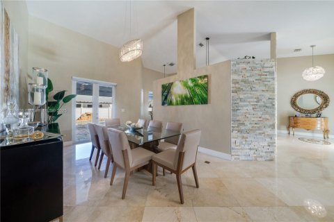 House in Miami, Florida 4 bedrooms, 235.6 sq.m. № 1950812 - photo 8