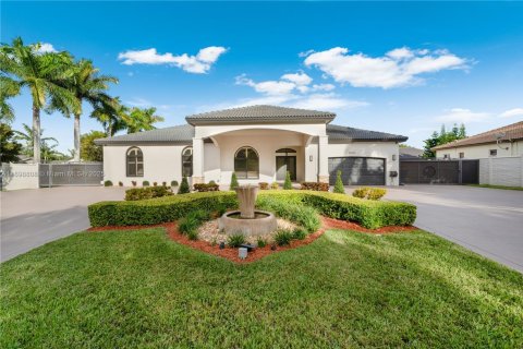 House in Miami, Florida 4 bedrooms, 235.6 sq.m. № 1950812 - photo 2