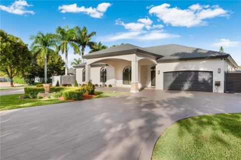 House in Miami, Florida 4 bedrooms, 235.6 sq.m. № 1950812 - photo 4