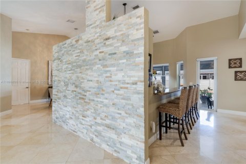 House in Miami, Florida 4 bedrooms, 235.6 sq.m. № 1950812 - photo 9