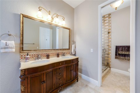 House in Miami, Florida 4 bedrooms, 235.6 sq.m. № 1950812 - photo 24