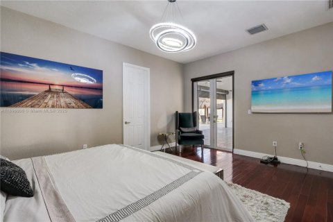 House in Miami, Florida 4 bedrooms, 235.6 sq.m. № 1950812 - photo 23