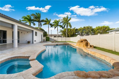 House in Miami, Florida 4 bedrooms, 235.6 sq.m. № 1950812 - photo 29