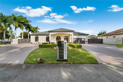 House in Miami, Florida 4 bedrooms, 235.6 sq.m. № 1950812 - photo 3