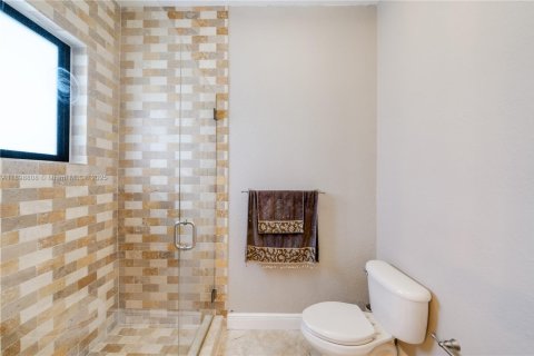 House in Miami, Florida 4 bedrooms, 235.6 sq.m. № 1950812 - photo 17