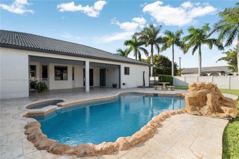 House in Miami, Florida 4 bedrooms, 235.6 sq.m. № 1950812 - photo 26