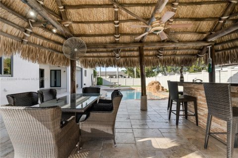 House in Miami, Florida 4 bedrooms, 235.6 sq.m. № 1950812 - photo 1