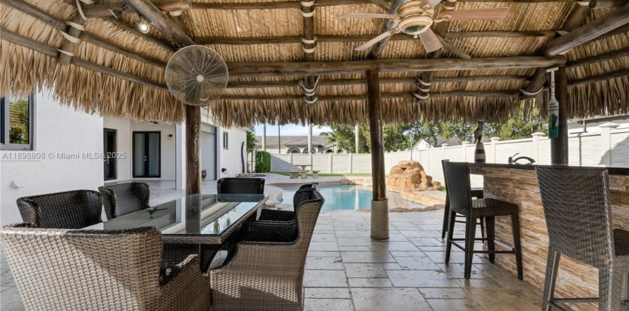 House in Miami, Florida 4 bedrooms, 235.6 sq.m. № 1950812
