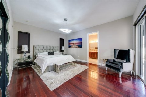 House in Miami, Florida 4 bedrooms, 235.6 sq.m. № 1950812 - photo 21