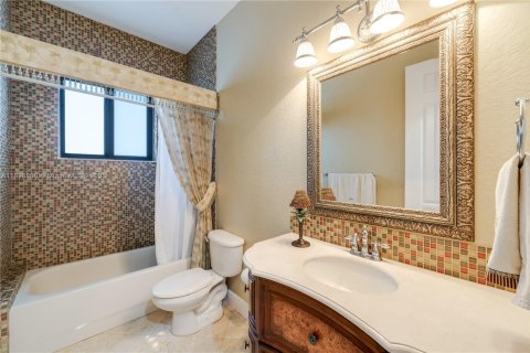 House in Miami, Florida 4 bedrooms, 235.6 sq.m. № 1950812 - photo 19