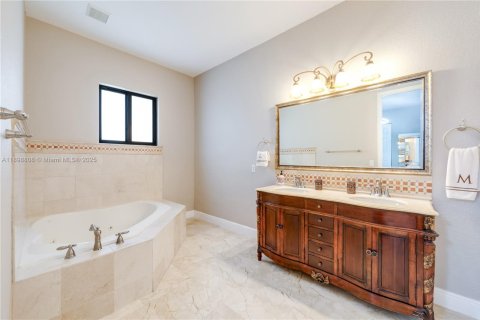 House in Miami, Florida 4 bedrooms, 235.6 sq.m. № 1950812 - photo 25